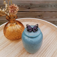 Keramieken urn lichtblauw met vlinder